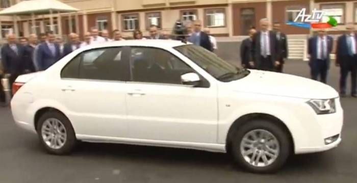 Prezident Neftçalada istehsal olunan avtomobili sürdü - VİDEO