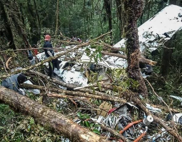 Hamının öldüyü təyyarə qəzasında 12 yaşlı uşaq sağ qaldı FOTO