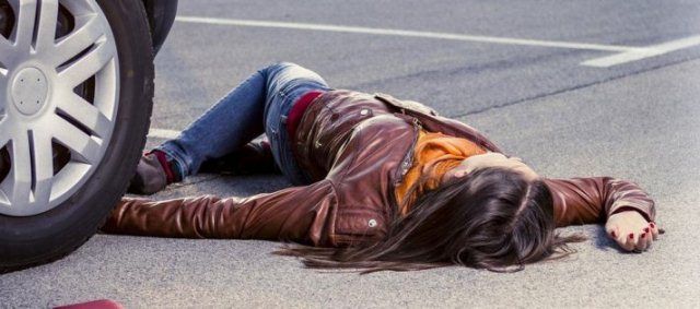 “Ford” yolu keçən qadını vurdu