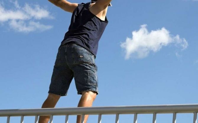 Bakıda polis özünü körpüdən atmaq istəyən kişini xilas etdi