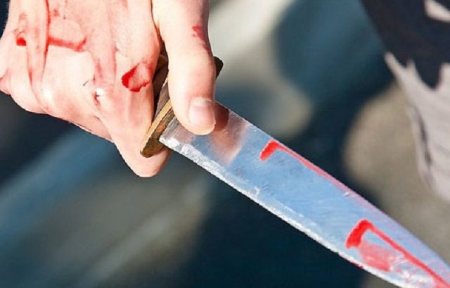 Yaşadığı binanın qarşısında bıçaqlandı