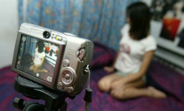 Bakıda biabırçılıq Evli qadını intim videoları ilə şantaj edib 12 min manatını aldılar