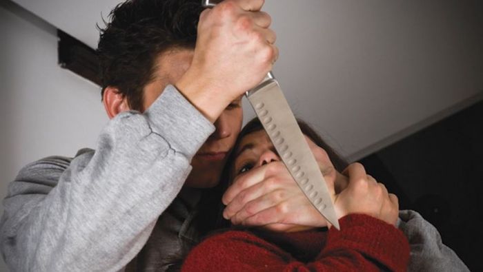 Ər arvadını məhkəmə binasının qarşısında öldürdü Gəncədə