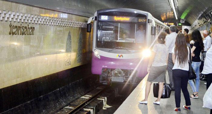 Bakı metrosunda biabırçılıq Sərxoş kişi qadınlara sataşdı