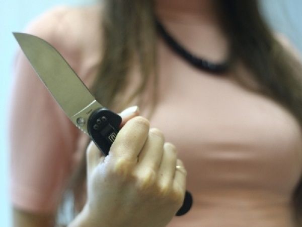 Ərini izlədi, onun sevgilisini bıçaqladı Azərbaycanda şok