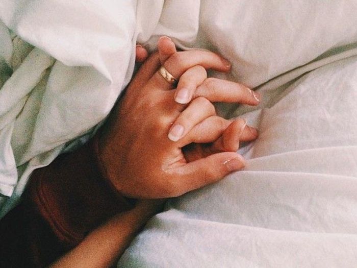 Baldız gəlinin içkisinə dərman qatdı, qayınata zorladı