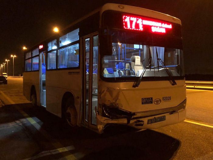 Bakıda sərnişin avtobusu ilə minik avtomobili toqquşub - VİDEO - FOTOLAR