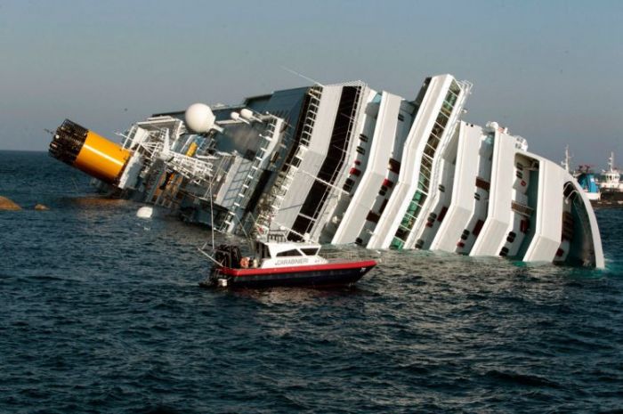 SON DƏQİQƏ: İri gəmi batdı - Yüzlərlə insan öldü