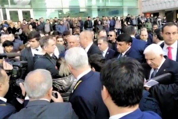 İlham Əliyev metronun qarşısında sakinlərlə görüşüb, problemlərini dinlədi - VİDEO