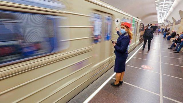 Metroda qatar yoluna düşən qızlar azyaşlıdır - RƏSMİ