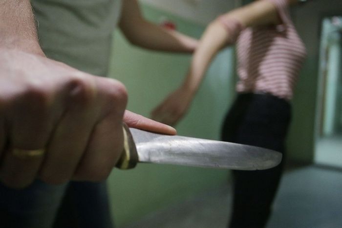 Azərbaycanda kişi arvadına 12 bıçaq zərbəsi vurdu