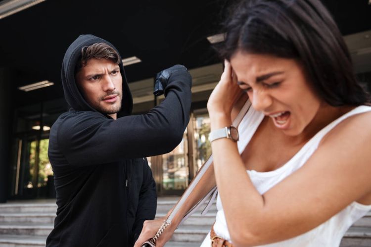 Bakıda küçədə dalaşan sevgililər saxlanıldı : "Maşında məni döyüb başıma torba keçirdi"