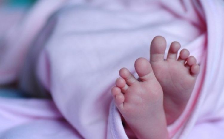 32 yaşlı qadının körpəsi ölü doğuldu