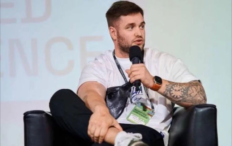 Bloger avtomobildə özünü  GÜLLƏLƏDİ