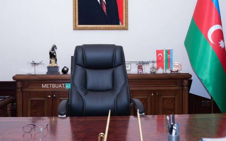 3 müşaviri, 5 prorektoru var  - Nazir kimi rektor