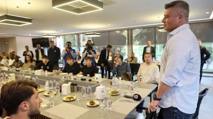 ​“Fənərbaxça”nın prezidenti futbolçularla vidalaşdı